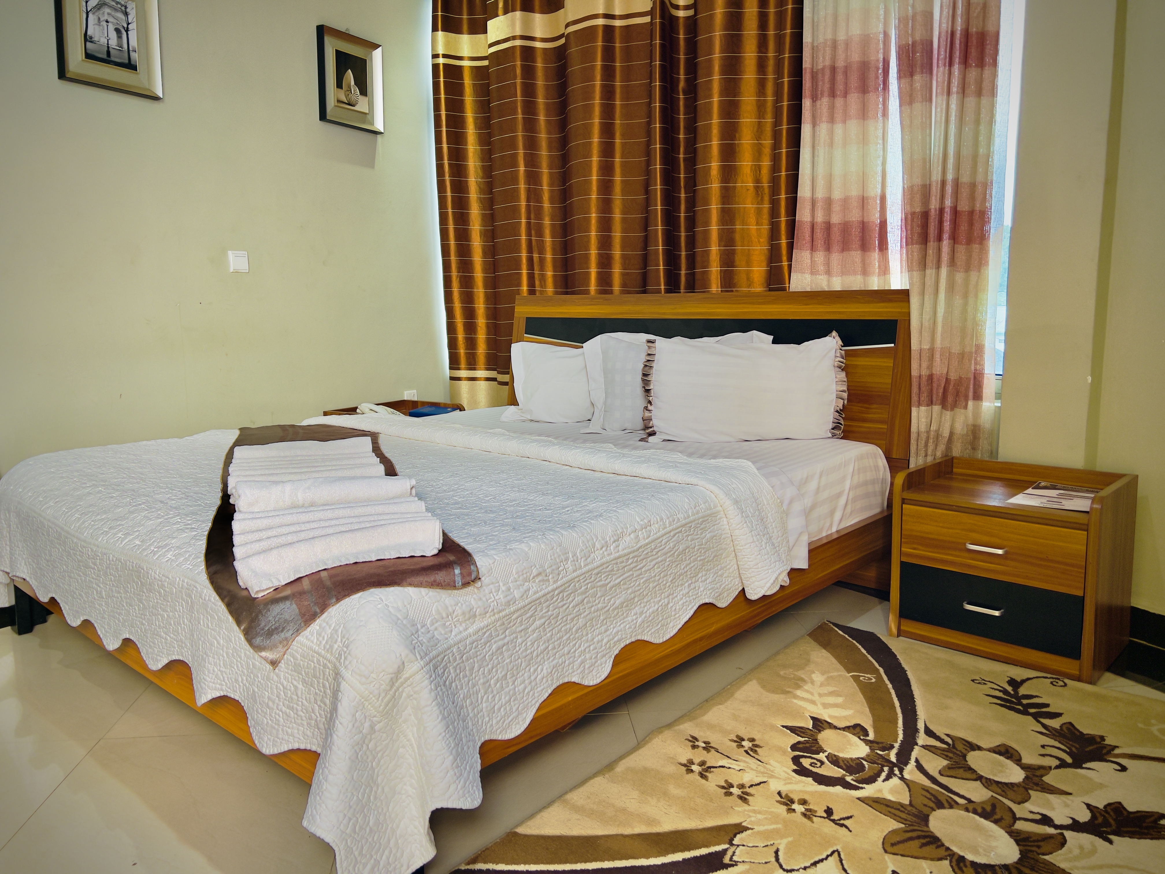 DOUBLE ROOM