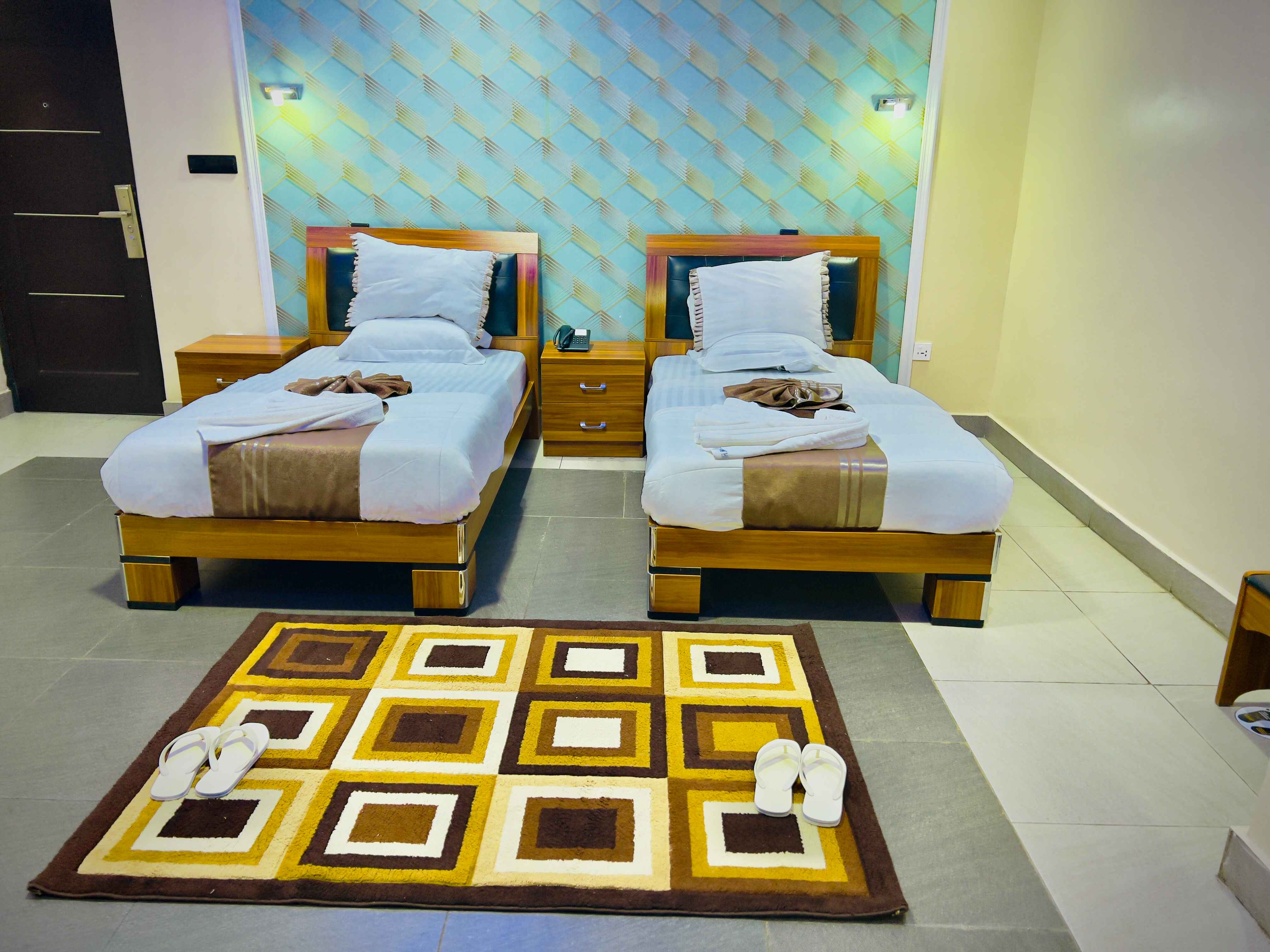 TWIN ROOM